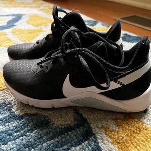 Nike Legend Essential 2 like-new gym sneaker